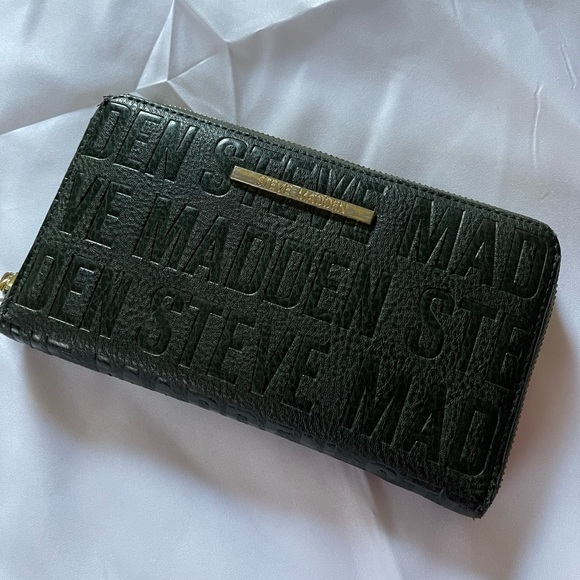 Forest Green color, medium size Steve Madden wallet. - Picture 2 of 7